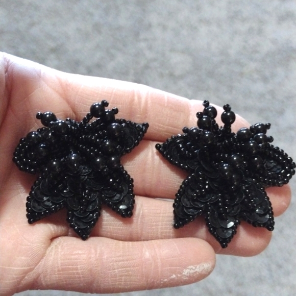 VINTAGE HAND SEWN BLACK SEAD BEADED FAN SHAPED PUSH-BACK DROP 1.5" EARRINGS - Picture 2 of 9